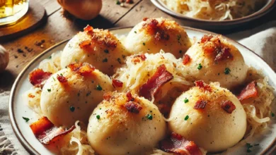 Fluffige Knödel, gefüllt mit knusprigem Speck und Zwiebeln.